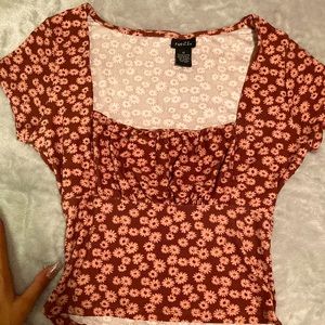 Fitted flower top